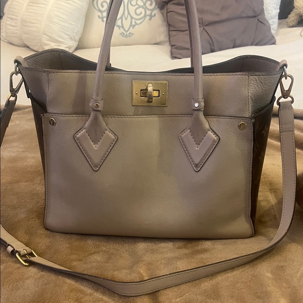 On my side MM Leather Tote Bag-Griege